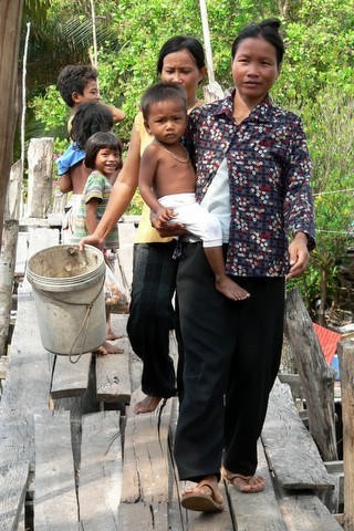 Women and children Cambodia © SW